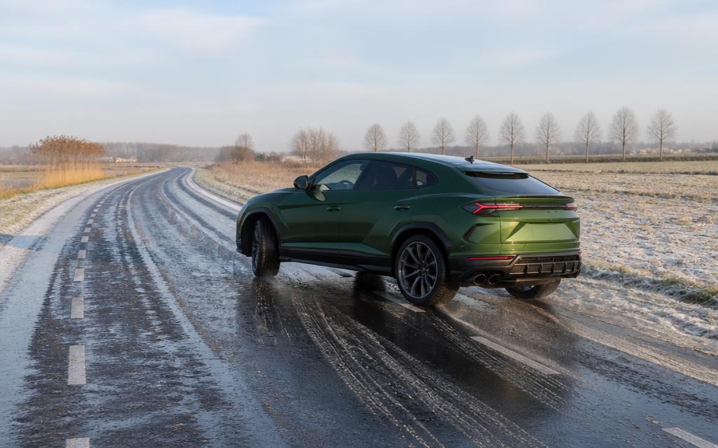 Urus glijdt op een ijzige weg
